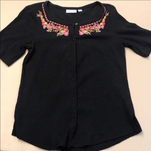 Cute top with floral embroidery